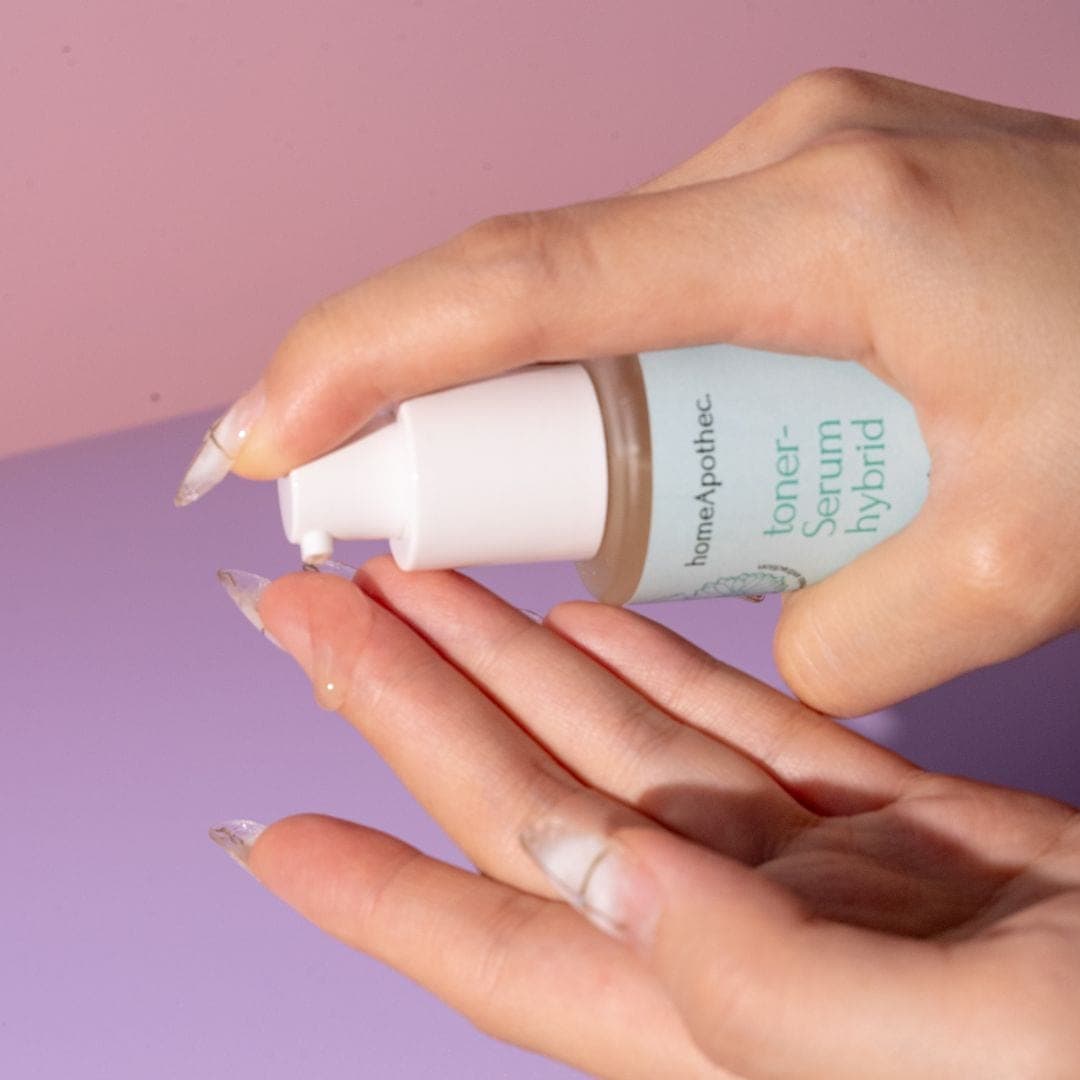 Toner Serum Hybrid pumped into a palm